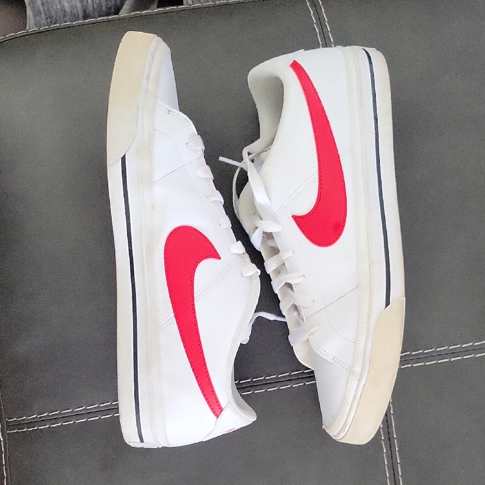 Nike White and Red Low-Top Sneakers